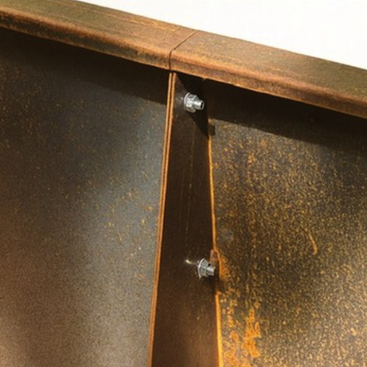 Corten steel garden edging connection detail with fixing screws – DIY installation for landscaping projects UK